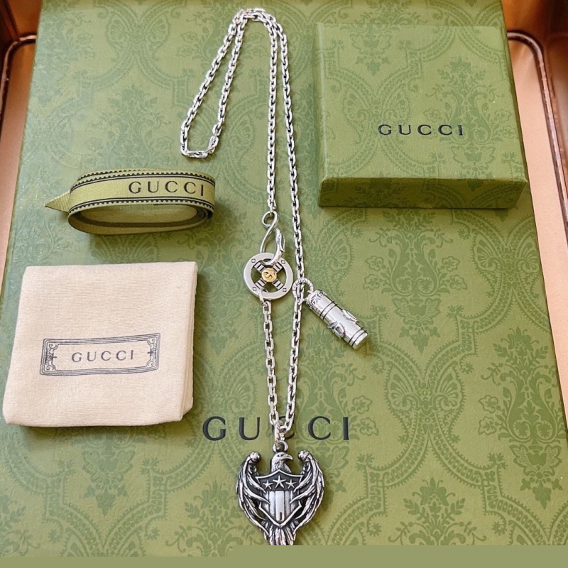 G*u*i necklaces